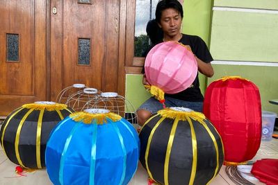 Berkah Imlek, Perajin Lampion Ponorogo Kebanjiran Orderan sampai Nolak Pesanan