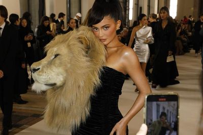 Kylie Jenner Ramai Dihujat Pakai Dress Ketat dengan Kepala Singa Besar: Sangat Buruk!