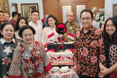 Kumpul Bareng Keluarga dan Kerabat di Hari Ulang Tahun, Megawati Nyanyi Lagu My Way