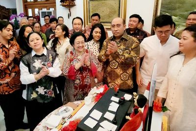 Rayakan Ulang Tahun ke-76, Megawati Bagikan Kue untuk 3 Orang Terdekatnya
