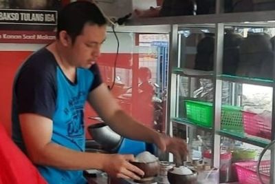 Kisah Korban PHK Tanpa Pesangon Nekat Jualan Bakso Sebulan Bisa Cuan Rp27 Juta