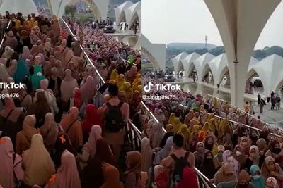 Pemandangan Masjid Al Jabbar saat Weekend, Penuh Sesak oleh Lautan Manusia