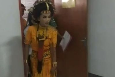 Lucu! Pakai Baju Pengantin, Wanita Toraja Tinggalkan Pernikahan Demi Tes Jadi Petugas KPU