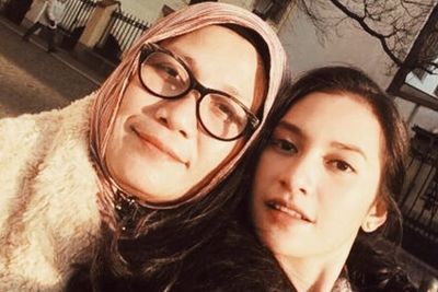 Ibu Indah Permatasari Bantah Biaya Umroh Dibiayai Arie Kriting: Itu Uang Saya!