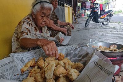 Viral! Nenek 88 tahun Masih Jualan Gorengan Bikin Haru, Harganya Murah Cuma Rp500 Aja