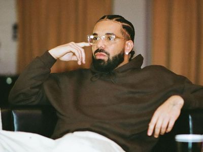 Ada Penonton Jatuh dari Balkon, Drake Hentikan Sementara Konsernya