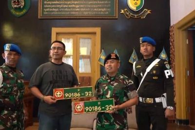 Viral Pria Ganti Pelat Nomor TNI ke Hitam saat isi Bensin, Begini Penjelasan TNI AD