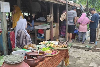 Unik! Pasar Ini Cuma Buka 35 Hari Sekali, Pedagangnya Menolak Uang Rupiah!