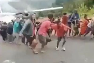 Aksi Heroik Warga Papua dan Aparat Bantu Tarik Pesawat SAM Air yang Tergelincir di Beoga