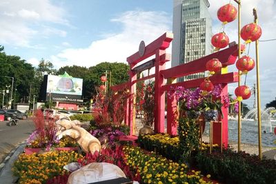 FOTO: Dekorasi Imlek Hiasi Bundaran HI Jakarta, Ada Gapura hingga Kelinci Raksasa
