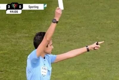 Cetak Sejarah! Wasit Beri Kartu Putih dalam Kompetisi Sepak Bola, Apa Tuh Artinya?