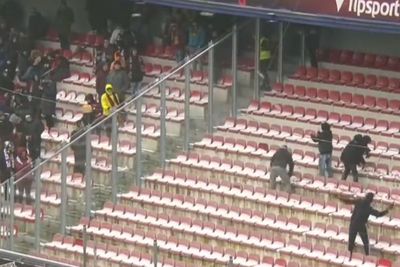 Bukannya Nonton Bola, 2 Kelompok Suporter Ini Malah Asyik Perang Salju di Dalam Stadion!