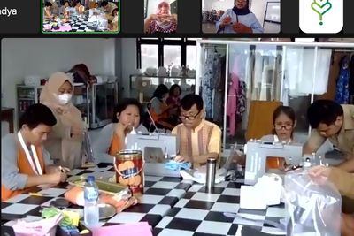 Pelanusa Bersama PLN Peduli Latih Para Disabilitas Membuat Tas Perca Sling Gunung