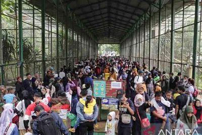 Pengunjung Taman Margasatwa Ragunan Capai Ratusan Ribu Orang saat Libur Imlek
