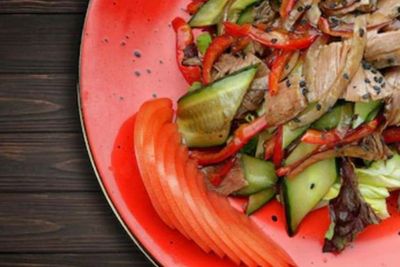 Makan di Restoran Terkenal, Pria Ini Nyaris Makan Cicak dalam Salad Ayam