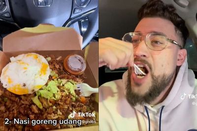 TikTokers Bule Ini Cobain Makanan Indonesia Pertama Kali, Santap Nasi Goreng Pakai Garpu