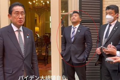 Masukkan Tangannya ke Saku Celana, Pejabat Senior Kena Omel Ibunya Saat PM Jepang Pidato