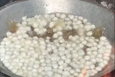 Bapak Ini Goreng Pilus di Minyak Panas sampai Meledak-ledak, Netizen: Kayak Bikin Popcorn