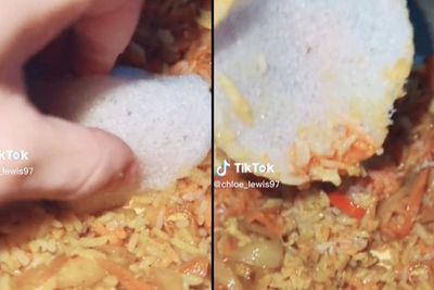 Pria Ini Kesal Gagal Tiru TikTokers Makan Nasi Goreng China Pakai Kerupuk: Mitos Sialan