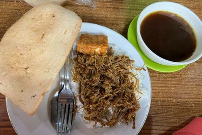 Rawon Legendaris di Surabaya, Daging Sapinya Disuwir Kuah Pekatnya Nendang Banget!