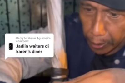 Pedagang Siomay Ini Super Jutek Niruin Pelayan Karen s Dinner, Endingnya Lawak dan Kocak!