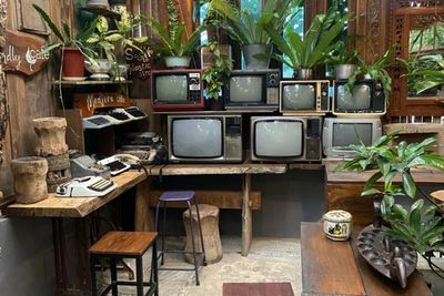 Cocok untuk Nostalgia, Medjora Greenhouse Cafe Tempat Vintage dengan Nuansa 90-an