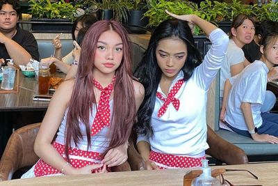 Seksinya Naura Ayu Pakai Tank Top Putih Jadi Pelayan di Karen s Diner, Netizen Semringah