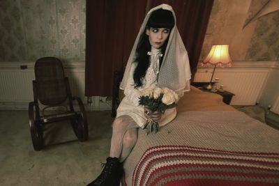 Penyanyi Gothic Brocarde Menikah dengan Hantu, Gak Tahan dengan Suaminya yang Banyak Drama