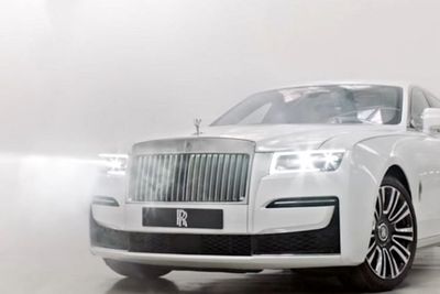 Tonton sang Putra Main Basket, Kim Kardashian Naiki Roll Royce Ghost Mewah!