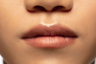 6 Cara Menghilangkan Bibir Hitam, Lakukan Secara Rutin!