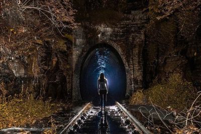 Menyusuri Helensburgh Glow Worm Tunnel, Terowongan yang Memancarkan Cahaya Biru