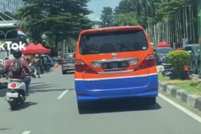 Unik! Toyota Alphard Disulap Jadi Metromini, Netizen: Nunggu Versi Kopaja