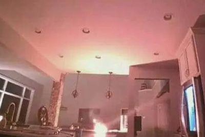Video: Dicas Semalaman, iPhone Lawas Ini Tiba-tiba Meledak dan Terbakar