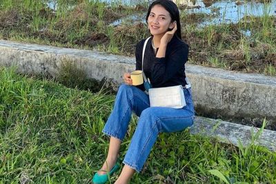 Aksi Wanita Cantik Asyik Seduh Kopi Sachet di Gerobak: Perawatan Dikit Bisa Main FTV