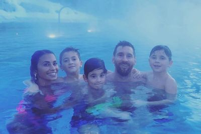 Dingin-dingin Berendam di Danau Pegunungan Alpen, Gak Menggigil Bang Messi?