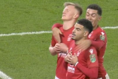 Maksud Hati Ngeledek MU, Pemain Nottingham Forest Ini Malah Kena Prank Wasit