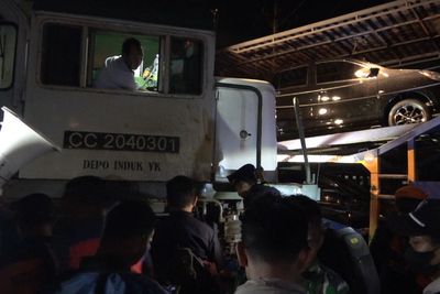Detik-detik Kereta Api Sancaka Tabrak Truk Trailer Pengangkut Mobil di Mojokerto