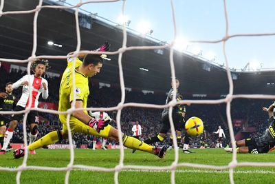 Aturan Tendangan Penalti Bakal Diubah, Emiliano Martinez Dirugiin Banget