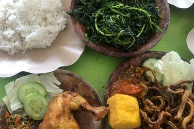 Viral Sambel Pecel Maradona, Murah Meriah Bikin Seuhah Ada Jukut Gorengnya Juga!