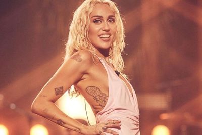 Lirik dan Makna Lagu Flowers Miley Cyrus yang Viral, Tentang Self-Love Usai Putus Cinta