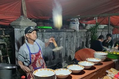 Unik Banget! Mie Ayam di Sini Harus Dilempar Sampai Terbang, Sehari Laku Ratusan Porsi