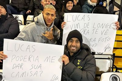 Gara-gara Ini, Richarlison Cosplay Jadi Fans Minta Jersey