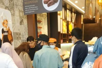 Heboh Berburu Diskonan di Holland Bakery, Ada yang Rela Antre 2 Jam Diguyur Hujan