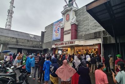 Meski Diguyur Hujan, Warga Antre Serbu Holland Bakery demi Beli Roti Rp4 Ribuan