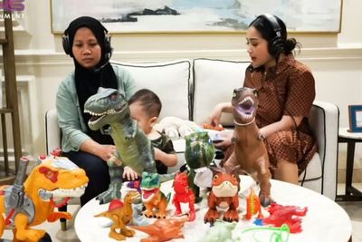 Kocaknya Momen Sus Rini Hapal Sebutkan Nama-nama Dinosaurus Mainan Cipung kepada Nagita