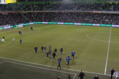 Suporter Protes Masuk Lapangan di Liga Belanda, Bedanya yang Ini Berakhir Damai