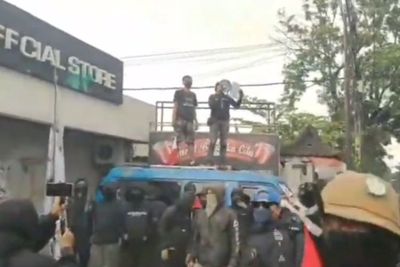 Aremania Gelar Aksi di Depan Kantor Arema FC, Sampaikan Maaf Imbas Tragedi Kanjuruhan
