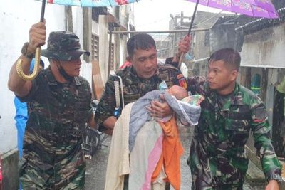 Banjir Besar Rendam Manado, Prajurit TNI AD Selamatkan Balita Gunakan Ember Cucian