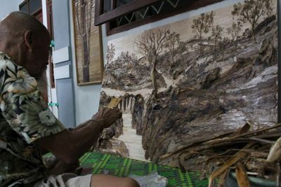 Karya Kakek 75 Tahun Ini Modalnya Cuma Pelepah Pisang, Harga Jualnya Bikin Tepok Jidat