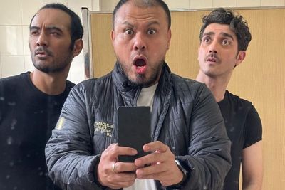 Joko Anwar Unggah Mirror Selfie Bareng Ario Bayu & Fachri Albar, Syuting Pengabdi Setan 3?